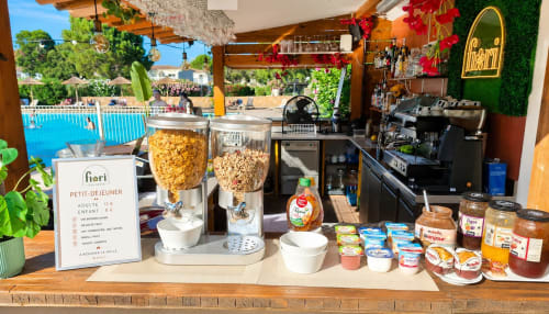 Bar Fiori au bord de la piscine de l'hôtel ALMA ROSSA à Lecci avec distributeurs de céréales et boissons