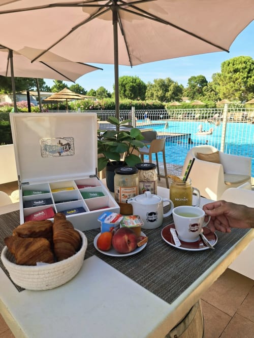 Colazione presso villa ALMA ROSSA con vista sulla piscina: cornetti, tè, frutta e selezione Kusmi Tea