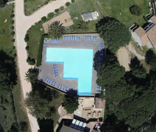 Vista aerea della piscina della villa ALMA ROSSA a Lecci con lettini e verde circostante