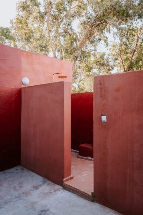 Douche extérieure en argile rouge rustique avec équipements modernes à l'hôtel Eucalyptus Ethnic à Essaouira, Maroc