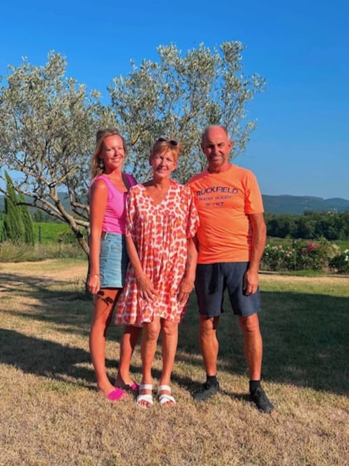 Drie gasten lachend buiten bij B&B L'arbre Qui Chante in Saint Sauveur de Cruzières, Frankrijk