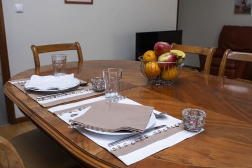 Mesa de jantar formal com talheres, copos e fruteira nos RH Charming Apartments em Barcelos