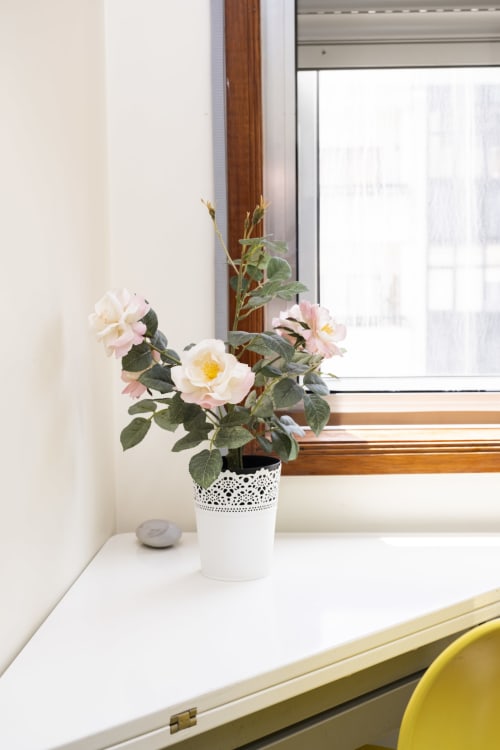 Rosas rosa e brancas em vaso de renda branca no peitoril da janela do RH Charming Apartments, Barcelos