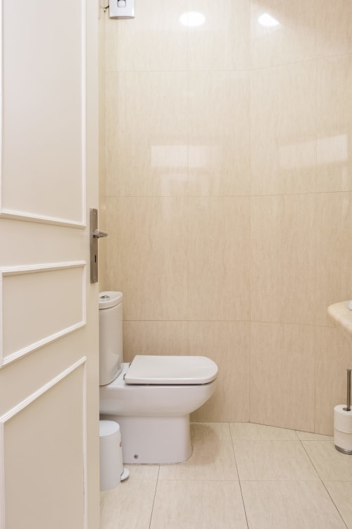 Banheiro compartilhado moderno no RH Charming Apartments em Barcelos com vaso sanitário, bidê e azulejos bege