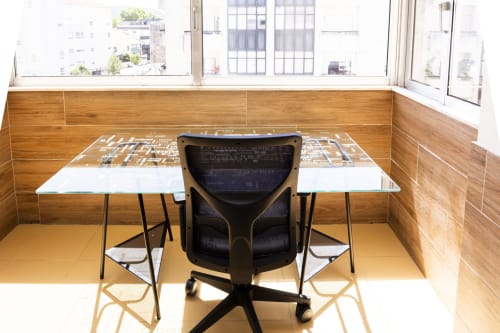 Espaço de trabalho moderno com mesa branca, cadeira preta e assento de madeira junto à janela em RH Charming Apartments, Barcelos