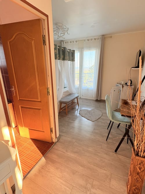Chambre supérieure avec vue panoramique sur la mer à l'Hôtel le soleil couchant, St Pierre, accès balcon et mobilier moderne