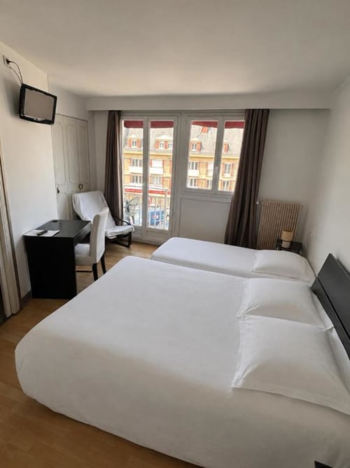 Chambre triple avec vue sur la ville à l'Hôtel bistrot de la poste à Saint-Valery-en-Caux, avec lits jumeaux et balcon