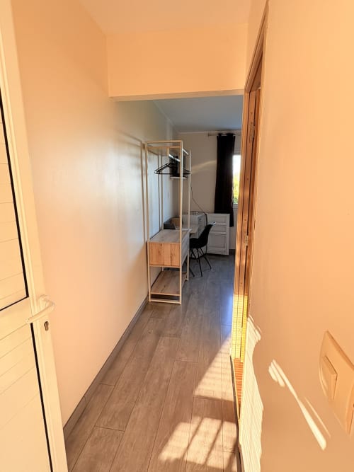Vue du couloir de la Chambre Double C3 à l'Hôtel le Soleil Couchant, St Pierre avec lit mezzanine et coin bureau