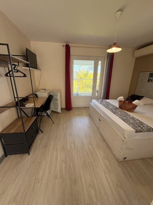 Spacieuse chambre double à l'Hôtel le soleil couchant avec balcon, vue mer, bureau, TV et accès adapté à Saint-Pierre