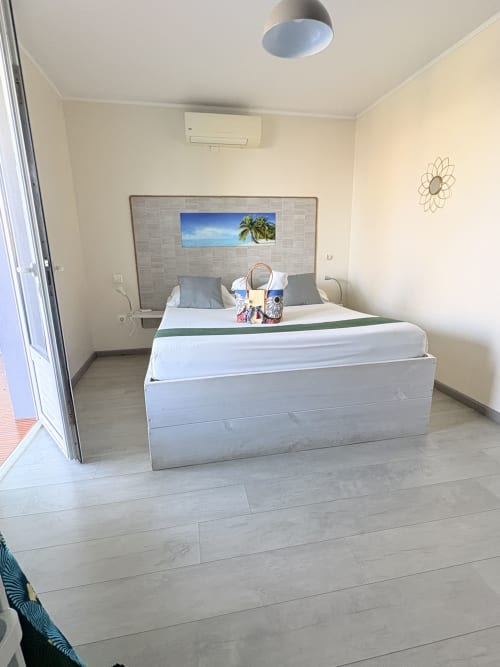 Chambre double contemporaine à l'Hôtel le soleil couchant, St Pierre, Réunion avec vue sur mer et équipements modernes
