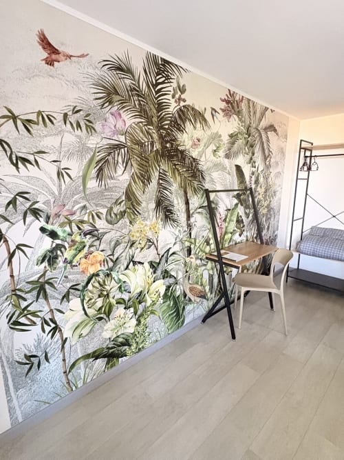 Chambre moderne à l'Hôtel le soleil couchant avec papier peint mural botanique, bureau, chaise et lit mezzanine à Saint-Pierre, Réunion