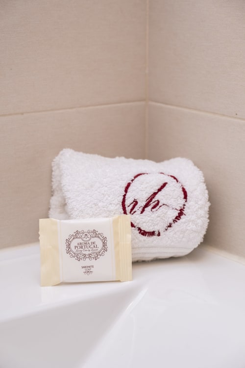 Sabonete Aroma de Portugal e toalha bordada no banheiro do RH Charming Apartments, Braga