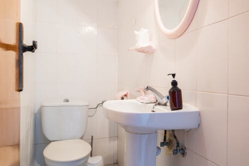 Baño limpio con inodoro blanco, lavabo de pedestal y amenities en Haus Holiday Homes en San Pedro del Pinatar