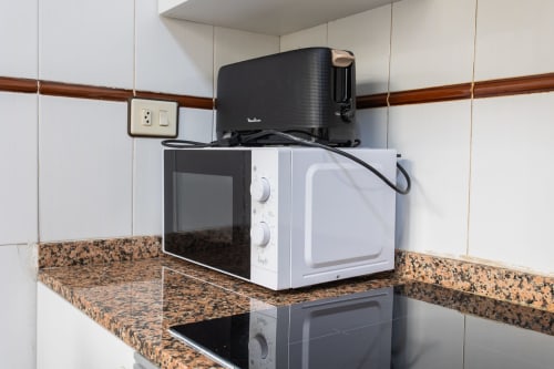 Encimera de cocina con microondas, tostador y electrodomésticos en Haus Holiday Homes en San Pedro del Pinatar
