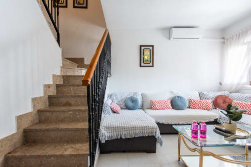 Moderna sala de estar en Casa Bibaziz, San Pedro del Pinatar, con escalera, sofá y decoración costera