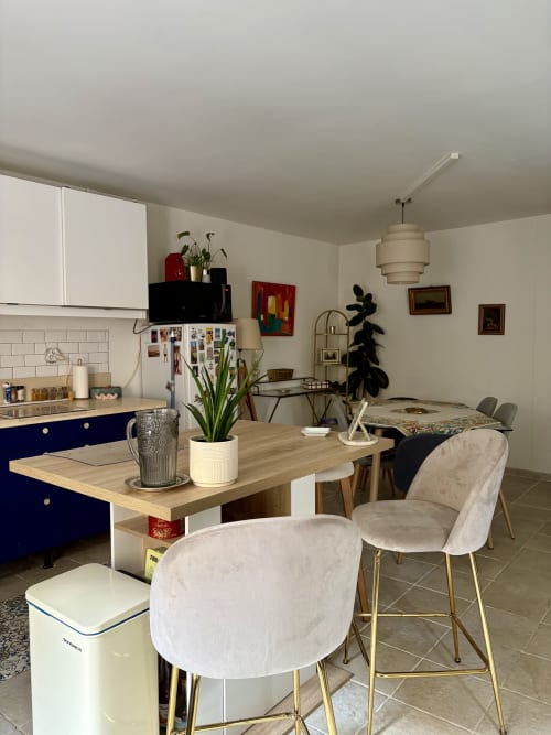 Cuisine-séjour contemporain de l'appartement Conciergerie Maurin à Arles avec meubles bleu marine, coin bar et espace de vie