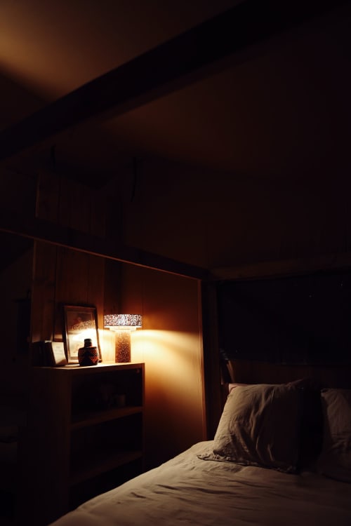 Chambre douillette aux Gîtes de Cormenin avec lampe de chevet chaleureuse à Saint-Hilaire-sur-Puiseaux