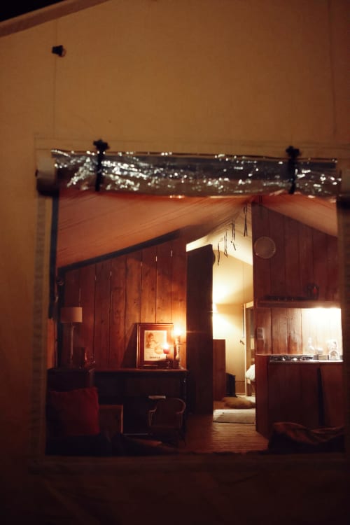 Chambre douillette aux Gîtes de Cormenin à Saint-Hilaire-sur-Puiseaux, avec éclairage chaleureux et mobilier en bois