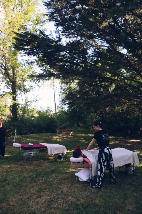 Espace de massage bien-être en plein air aux Gîtes de Cormenin à Saint-Hilaire-sur-Puiseaux, France