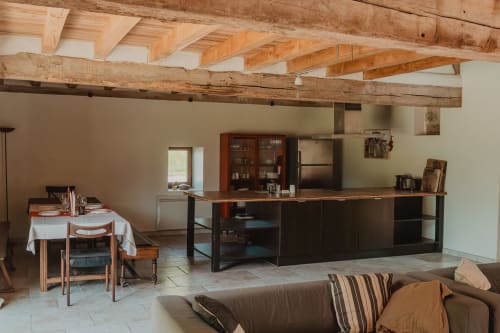 Villa ouverte aux Gîtes de Cormenin avec poutres apparentes, table à manger, îlot de cuisine et vue sur le jardin