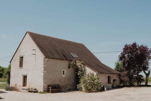 Villa charmante aux murs chaulés aux Gîtes de Cormenin à Saint-Hilaire-sur-Puiseaux, avec vue sur le jardin et architecture rustique