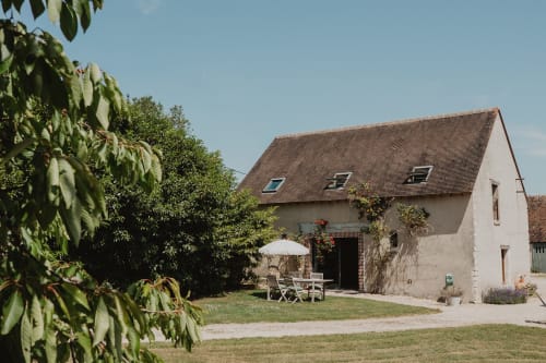 Les gîtes de Cormenin, villa avec vue sur le jardin, parasol blanc et sièges dans la cour, Saint-Hilaire-sur-Puiseaux