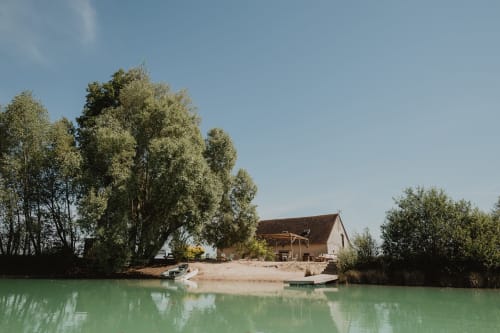 Gîtes de Cormenin, chaumière au bord de l'eau avec canal vert, bateaux et arbres à Saint-Hilaire-sur-Puiseaux