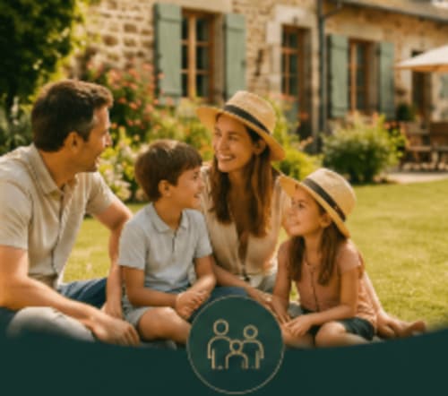 Famille heureuse se détendant sur la pelouse du Gite de la vallée à Courdemanche, France