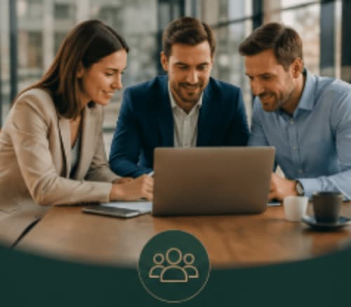 Trois professionnels collaborant sur un ordinateur portable dans le bureau moderne de la Gîte de la vallée, Courdemanche