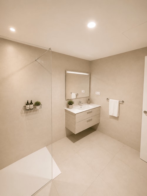 Modernes Badezimmer im Fly High, Morro Jable mit ebenerdiger Dusche, Holzwaschbecken und Einbauleuchten