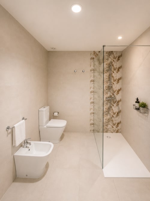 Modernes Badezimmer im Hotel Fly High in Morro Jable mit begehbarer Dusche, WC, Bidet und beheiztem Handtuchhalter