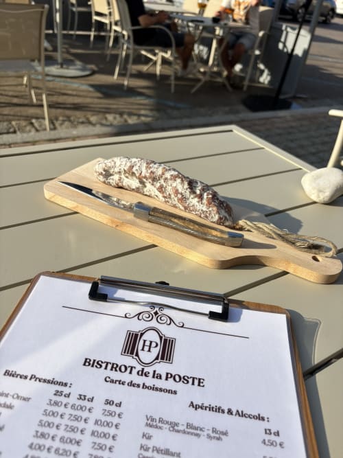 Plateau de charcuterie française avec baguette et couteau à la terrasse du Bistrot de la Poste, Saint-Valery-en-Caux