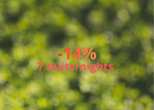 Réduction de 14% pour séjours de 7 nuits au Domaine de l'Ocrerie B&B à Pourrain, France, fond de feuillage vert flou