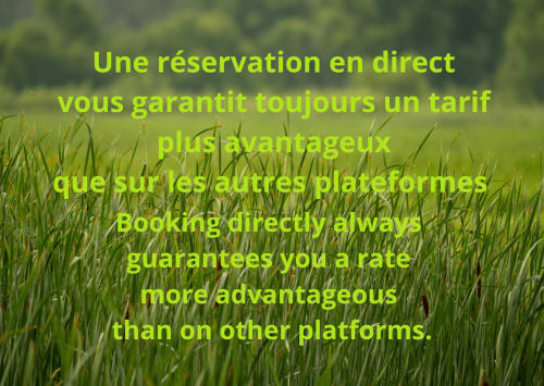 Prairie verte avec texte promotionnel de réservation pour le gîte Domaine de l'Ocrerie à Pourrain