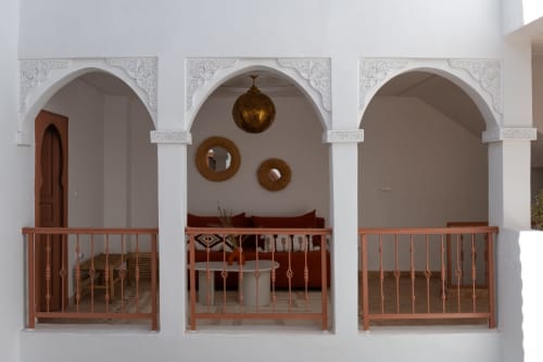 Les alcôves voûtées marocaines du Riad Dabachi Tala'lou avec balustrades en terre cuite et décoration de paniers tressés à Marrakech