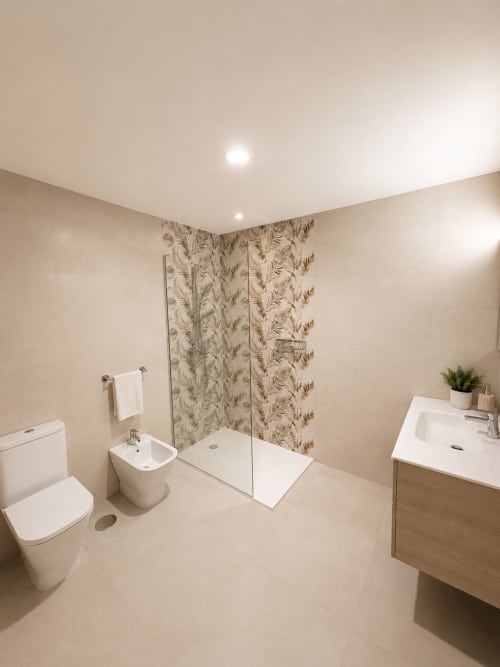 Modernes Badezimmer im Fly High Morro Jable mit begehbarer Dusche, Bidet, weißem Waschtisch und farntapetzierten Fliesen