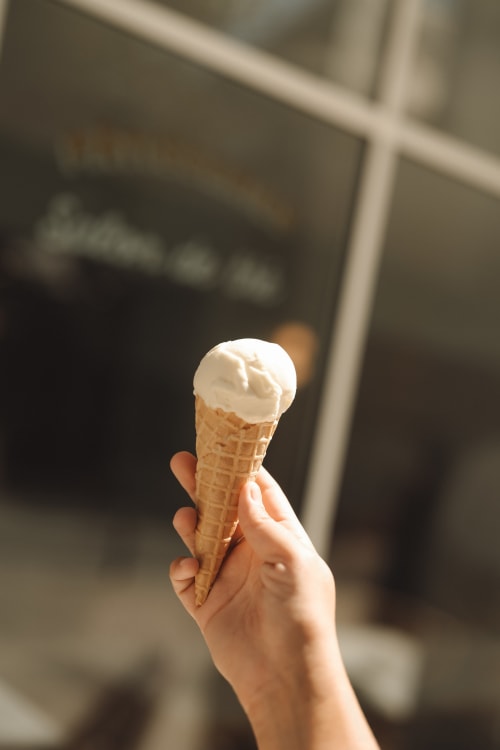 Main tenant un cornet de glace vanille à l'Hôtel Saint Enogat à Dinard, France