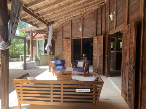 Patio couvert en bois avec chaises rembourrées bleues à RIVIERA B&B, Rivière Salée, Martinique