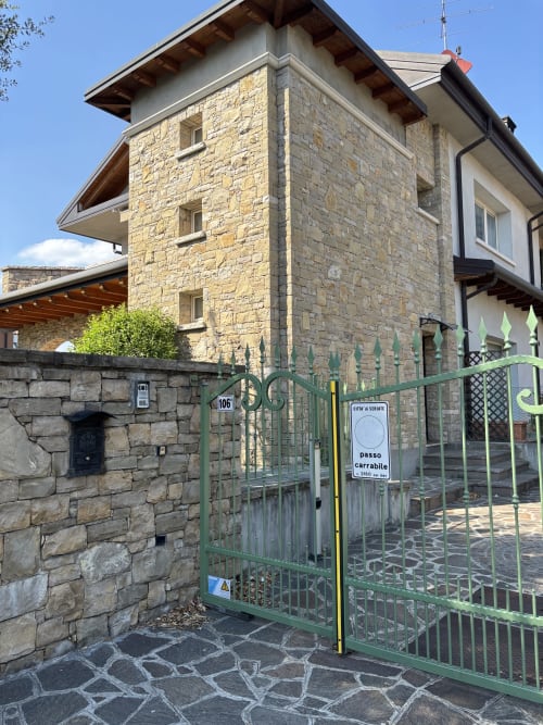 Ingresso di casa in pietra con cancello verde a Seriate, Italia - proprietà Casa Vacanze Foresteria Luna