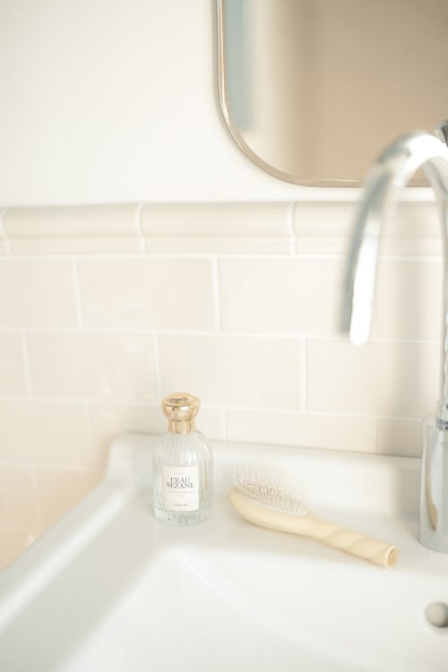 Lavabo de luxe à l'Hôtel Saint Enogat de Dinard avec parfum L'Eau Sézane et accessoires