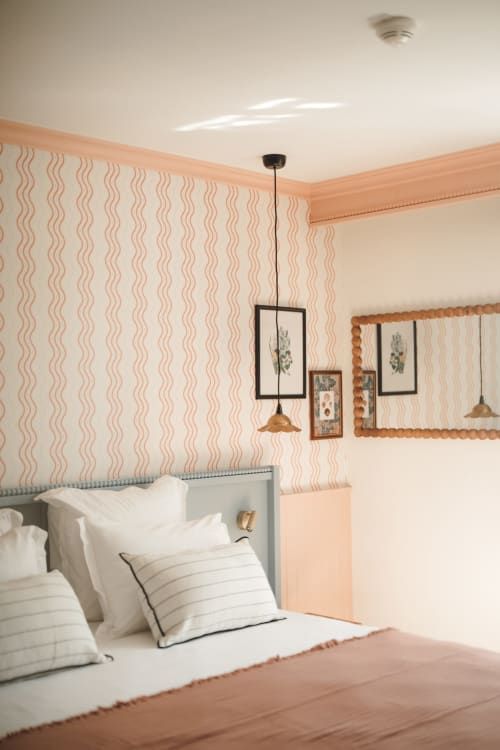 Chambre twin moderne à l'Hôtel Saint Enogat à Dinard avec papier peint à motifs pêche, tête de lit bleu clair et suspension