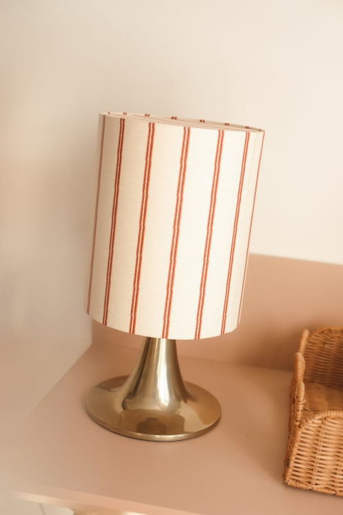 Lampe de table en laiton doré avec abat-jour en lin rayé rouge, chambre de l'hôtel Saint Enogat à Dinard