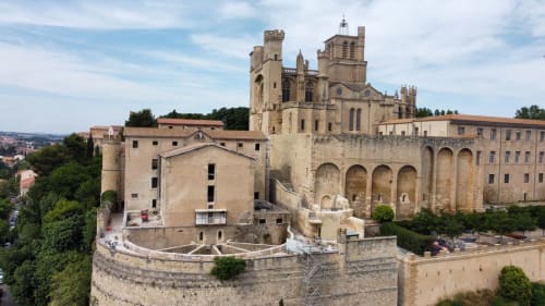 Château-forteresse historique de l'Hôtel La Prison à Béziers, France, avec tours en pierre et architecture médiévale dominant