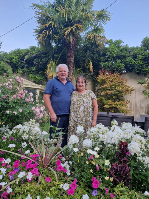 Couple dans un jardin éclatant aux fleurs blanches et roses aux Villas Amboise, Guadeloupe