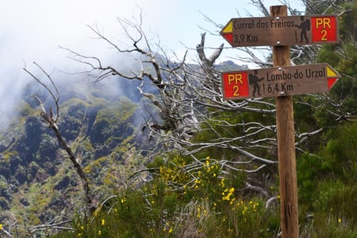 Sinalizações de trilha para Curral das Freiras e Lombo do Urzal com vistas do vale montanhoso perto de Porto Moniz, Madeira