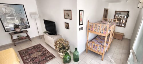 Camera familiare presso Pupi Catania Etna Farm B&B con letti a castello, TV e arredamento rustico ad Aci Castello