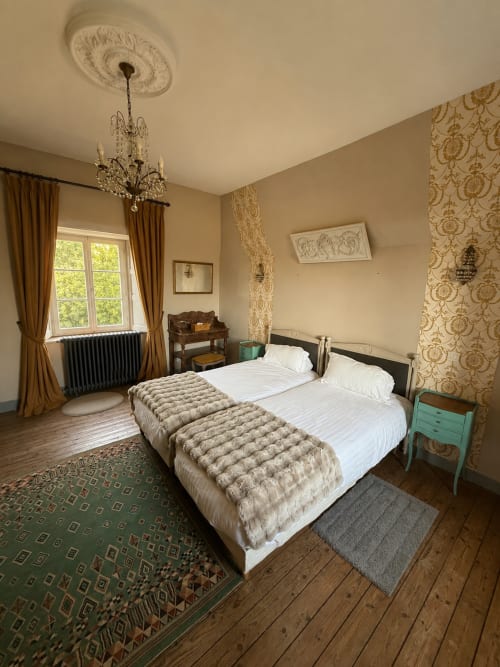 Chambre twin au Château De Montbrault, vue sur le jardin, papiers peints ornés, lustre et mobilier d'époque