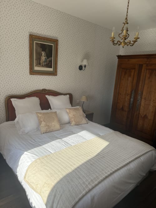 Chambre élégante au gîte Château De Montbrault à Fleurigné avec lit ancien, mobilier d'époque et décoration classique