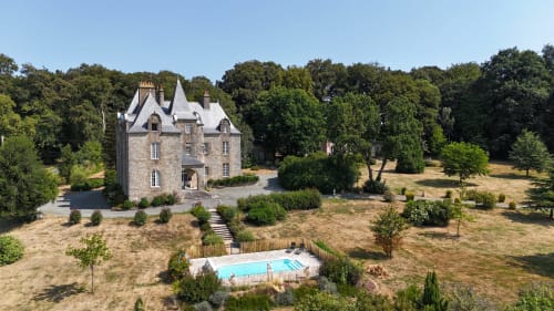 Château de Montbrault, forteresse en pierre avec tourelles entourée de parc et piscine à Fleurigné, France