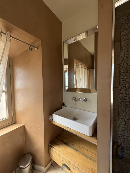 Lavabo moderne avec miroir à la Conciergerie Maurin à Arles, vasque rectangulaire blanche et robinetterie chromée